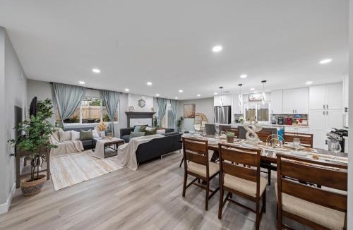 La Presa House | Entire Private Home with Hot Tub, Garage, King Bed, 3 Bedrooms 2 Bathrooms, Available Now