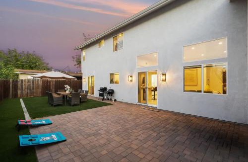 Bostonia House | Entire Private House with Garage, Gated Yard, King Bed House,3 Bedrooms 2 Bathrooms, Available Now