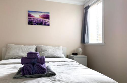 Renfrew-Collingwood Villa | Entire Private Suite - 5 Min Walk to SkyTrain, Free Parking, 15 Mins to Downtown