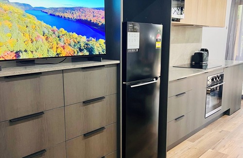 Bundall Apartment | Escape in Style: Luxurious Modern Guest Suit Fir Your Perfect Getaway