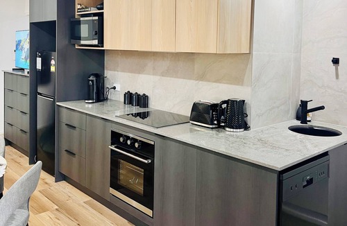 Bundall Apartment | Escape in Style: Luxurious Modern Guest Suit Fir Your Perfect Getaway