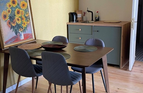 Espiche House | Escape the bustle: Spacious Rooms & Lush Garden