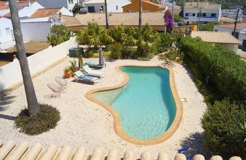 Espiche House | Escape the bustle: Spacious Rooms & Lush Garden