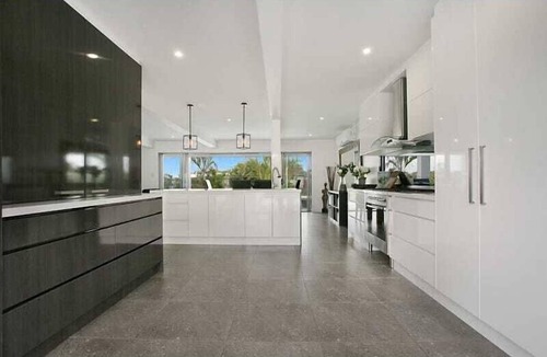 Broadbeach Waters Villa | Essence House - 4 Bedroom Holiday Home on the Water