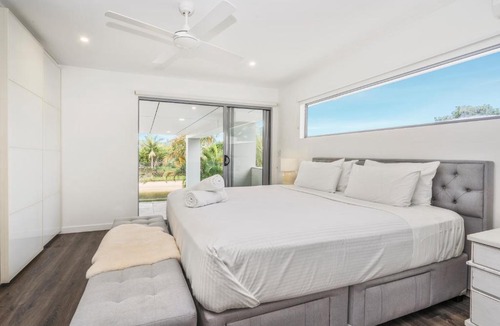 Broadbeach Waters House | Essence of Broadbeach - Luxury Broadbeach Family Escape with Pool