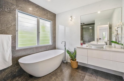 Broadbeach Waters House | Essence of Broadbeach - Luxury Broadbeach Family Escape with Pool