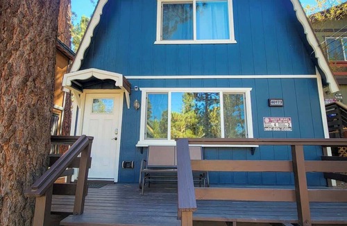 Big Bear Lake House | Esterly Hideaway Spa Fenced Yard Firepit