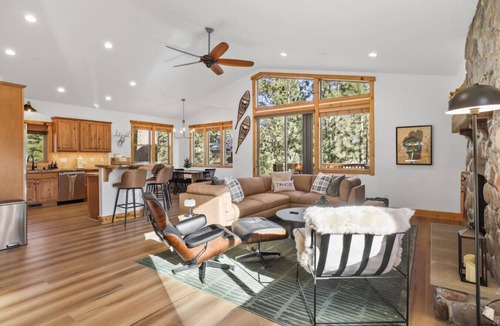 Tahoe Paradise House | Evergreen Getaway - Pet Friendly in SLT w Hot Tub