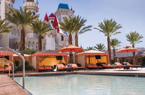 Las Vegas Strip Hotel | Excalibur Hotel & Casino - 1 King Bed Suite - Sleeps 2