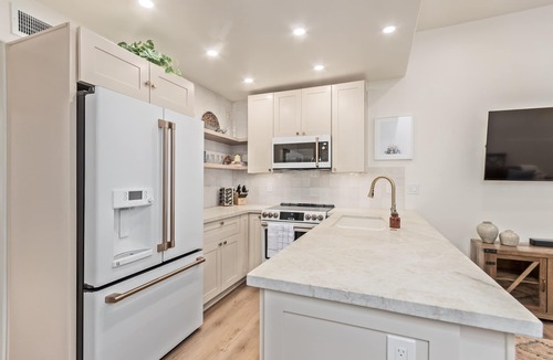 Arcadia Lite Condo | Exceptional community! Biltmore/Arcadia location. Impeccable! King Bed!