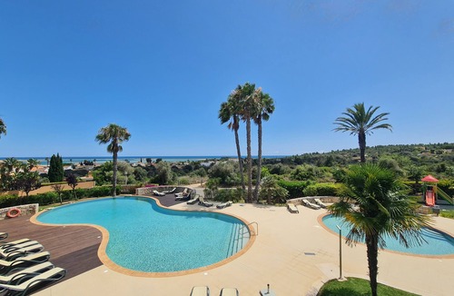 Alfarrobeira Apartment | Exclusive Apartment with Sea View, Pool, Gym, Sauna & Whirlpool