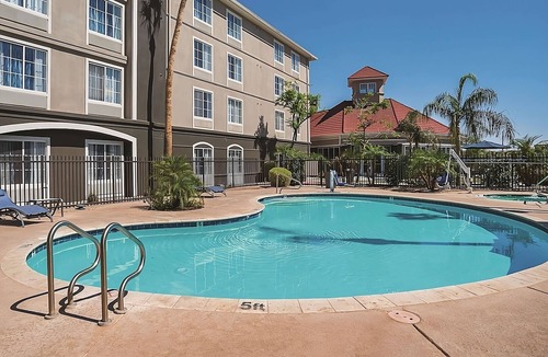 Ahwatukee Foothills Hotel | Executive King Room, La Quinta Inn & Suites, Complimentary Breakfast