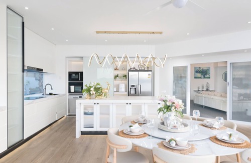 Robina House | Exquisite Waterfront Estate: A Masterpiece of Luxury Living