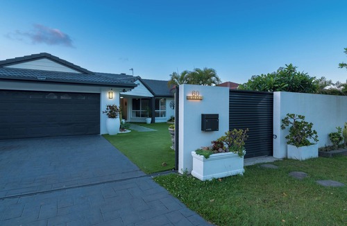 Robina House | Exquisite Waterfront Estate: A Masterpiece of Luxury Living