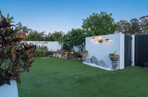 Robina House | Exquisite Waterfront Estate: A Masterpiece of Luxury Living