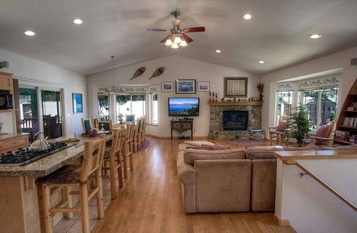 Pioneer Trail Cabin | Exquisite Luxury Family Cabin with Pool Table, Hot Tub, and Wii Games in South Lake Tahoe, California