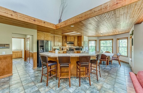 Cascadel Woods House | Exquisite mountain home, dog-friendly, fireplace, & washer/dryer