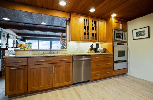 Central Malibu House | Fabulous five bedroom Malibu beach house on a dry private beach