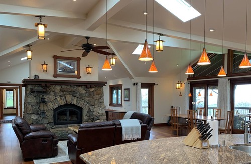 Browns Valley House | Fabulous Hideaway in Northern California Foothills, close to Collins Lake.