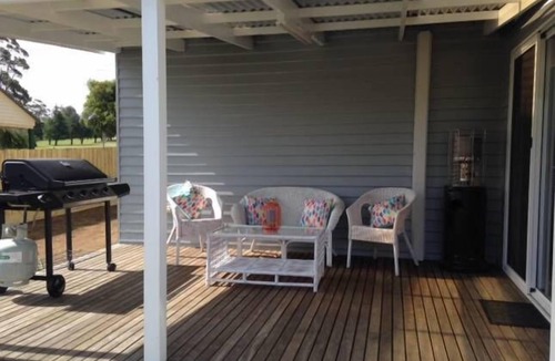 Warragul Cottage | Fairway Views Accomadation