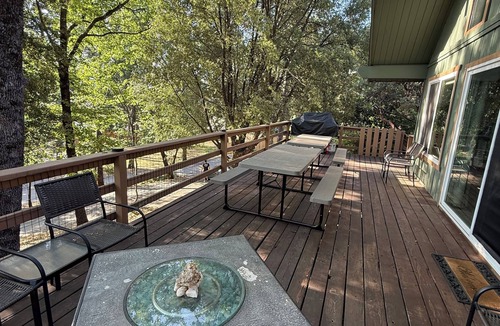 Wishon Cabin | Family Cabin Near Bass Lake & Yosemite. 3 Bedrooms & a Kids Game Loft Sleeps 12