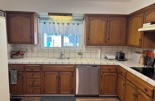 Raisin House | Family friendly 3 bedroom house near by Fresno State in Fresno with AC and Pool
