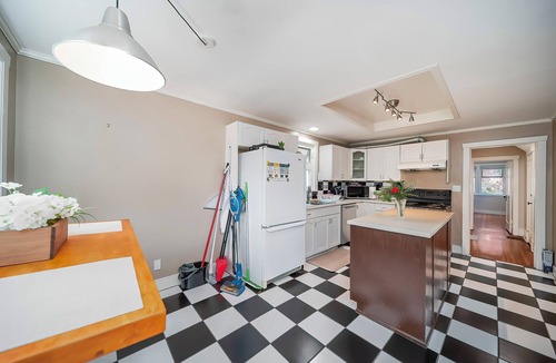 Dunbar Villa | Family-Friendly 3BR Home Near UBC & AC & Parking & Pet-Friendly