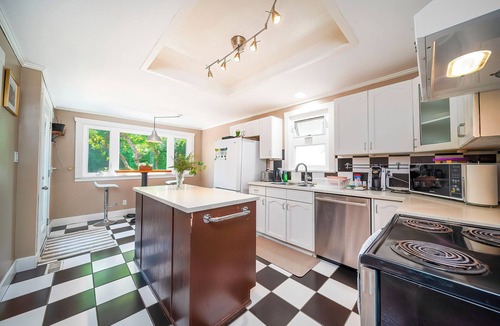 Dunbar Villa | Family-Friendly 3BR Home Near UBC & AC & Parking & Pet-Friendly