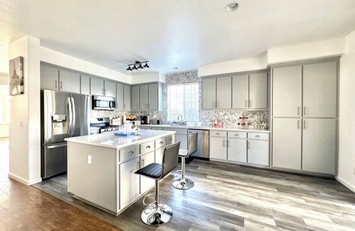 Valley Oak House | Family Friendly 4-bedroom house with WiFi, and pool room