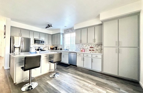 Valley Oak House | Family Friendly 4-bedroom house with WiFi, and pool room
