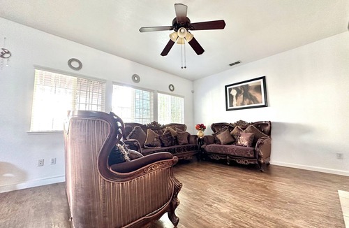 Valley Oak House | Family Friendly 4-bedroom house with WiFi, and pool room