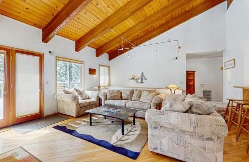 Upper Kingsbury House | Family-friendly home with mountain views pool table fireplace & spacious deck