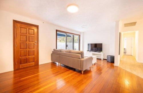 Bundall House | Family-Friendly Retreat with Pool & Spacious Living
