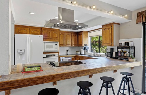 Oakhurst House | Family Friendly Retreat 30 min to Yosemite Hot Tub + Fire Pit Pets Welcome
