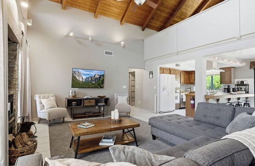 Oakhurst House | Family Friendly Retreat 30 min to Yosemite Hot Tub + Fire Pit Pets Welcome