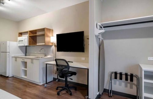 Sparks Hotel | Family-Friendly Suite Near Shopping & Dining Options