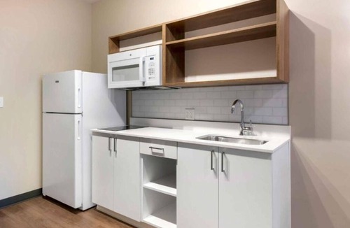 Sparks Hotel | Family-Friendly Suite Near Shopping & Dining Options