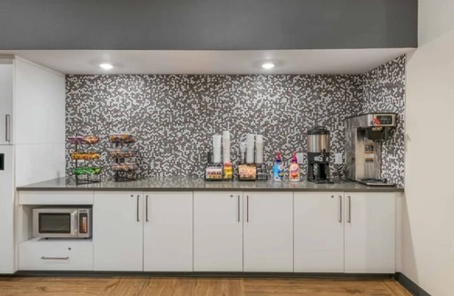 Sparks Hotel | Family-Friendly Suite Near Shopping & Dining Options