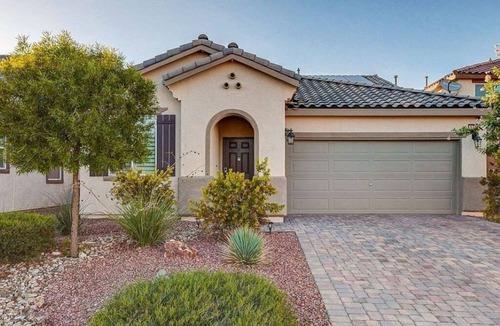 North Las Vegas House | Family friendly home. Perfect for snowbirds. Only 20 min to strip. Pool/hot tub.