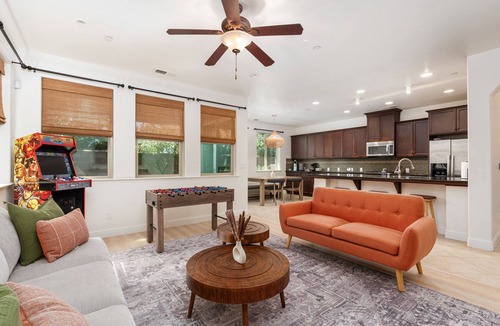 Clovis House | Family Fun-Filled Oasis: Mini Golf, Arcade, King Bed, Great Location and more!