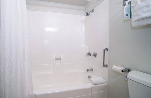 Kahului Hotel | Family Getaway | 3 Pet Friendly Units | Outdoor Pool | 1.9 mi to Paukukalo Beach