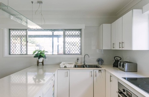 Miami Apartment | Family Getaway + Pool, NBN, Beach and Shops