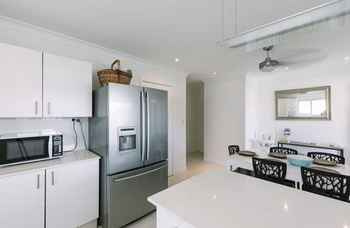 Miami Apartment | Family Getaway + Pool, NBN, Beach and Shops