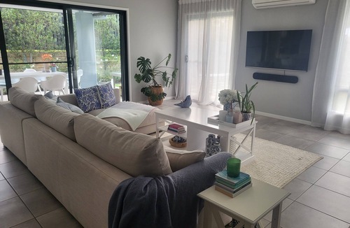 Pimpama House | Family home with yard.so close to theme parks