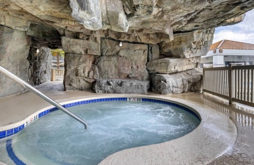 Canyon Corridor Resort | Family Oasis Retreat: Stylish Unit, Poolside Fun, Aerial Tram and Zoo Adventures
