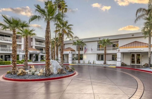 Canyon Corridor Resort | Family Oasis Retreat: Stylish Unit, Poolside Fun, Aerial Tram and Zoo Adventures