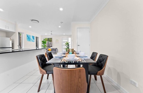 Bellbird Park House | Family Stay |Central Air-Con| Parking| Near Shops