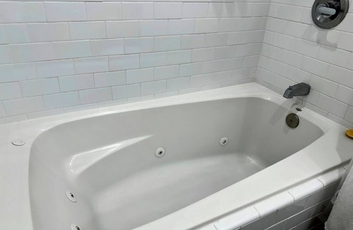 Old Towne Hotel | Family Suite with Balcony, Free Breakfast and Parking Near Seal Beach Pier