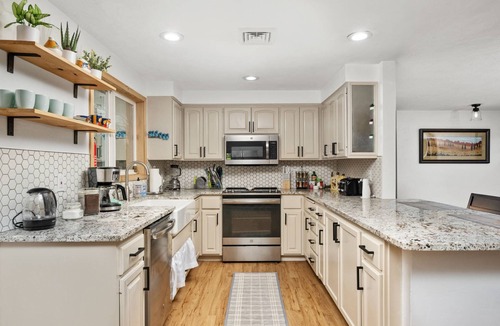 Central Oregon House | Fantastic Single Level Retreat, Pet Friendly, Fully Fenced Backyard, Hot Tub, Close to Everything