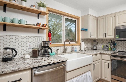 Central Oregon House | Fantastic Single Level Retreat, Pet Friendly, Fully Fenced Backyard, Hot Tub, Close to Everything